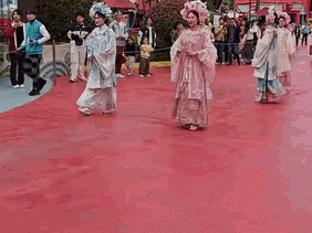 GIF：一个近视眼好不容易用手机放大看清以后