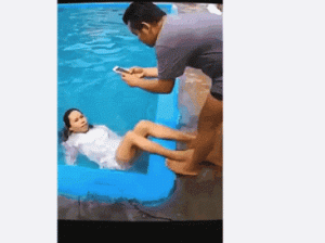 帮女朋友拍了一组「泳池清凉照」