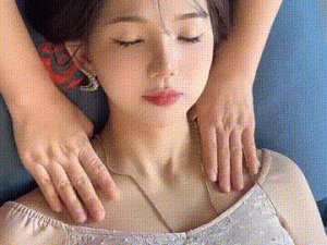 天天当秘书上班太累了， 颈肩按摩放松放松！